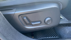 Volvo XC40 2.0 B4P Ultimate Dark 5dr Auto Petrol Estate